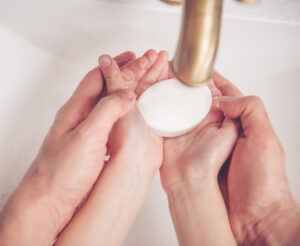 アトピー肌の石鹸の選び方完全ガイド｜肌への刺激を抑えて快適な毎日を